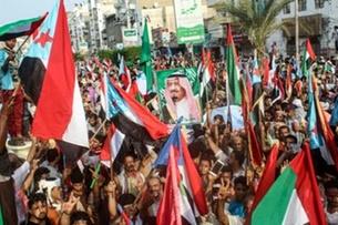 مسيرة في جنوب اليمن رفعت فيها أعلام الإمارات وصور 