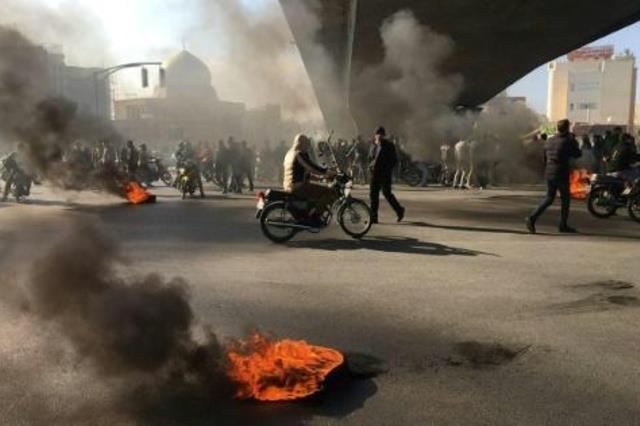 متظاهرون إيرانيون يشعلون إطارات احتجاجا على ارتفاع