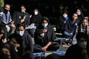إيرانيون خلال صلوات قيام الليل خارج مسجد في طهران 