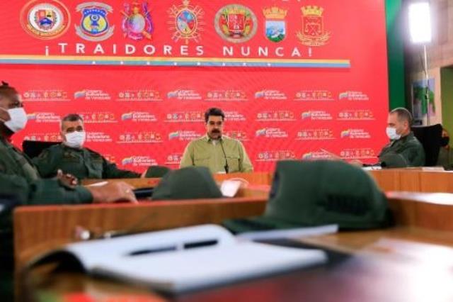 نيكولاس مادورو خلال اجتماع مع القيادة العسكرية في 
