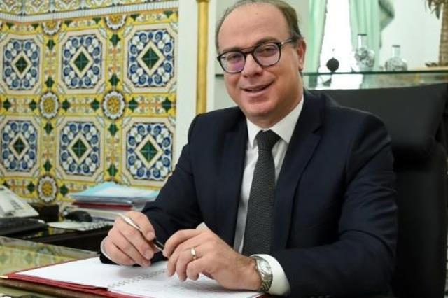 رئيس الحكومة التونسية الجديد الياس الفخفاخ في مكتب