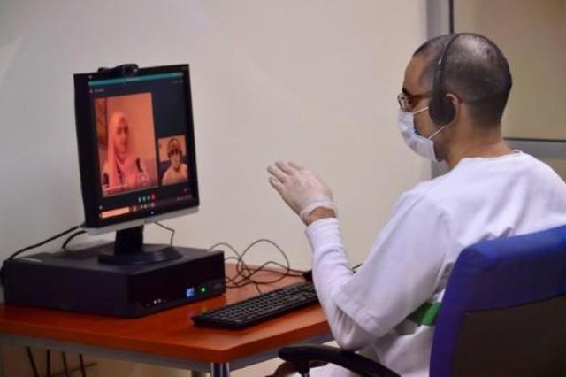 سجين في سجن دبي يتلقى زيارة افتراضية