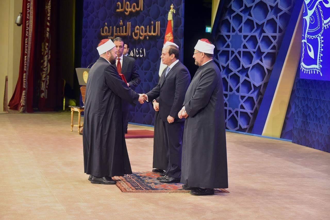 الشيخ يسري عزام أثناء تكريمه من الرئيس السيسي