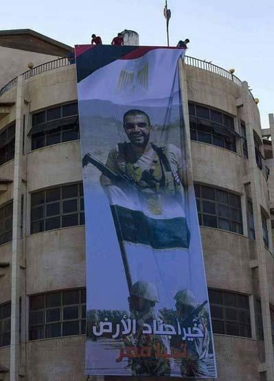 صورة للعقيد الراحل أحمد المنسي على مبنى في غزة