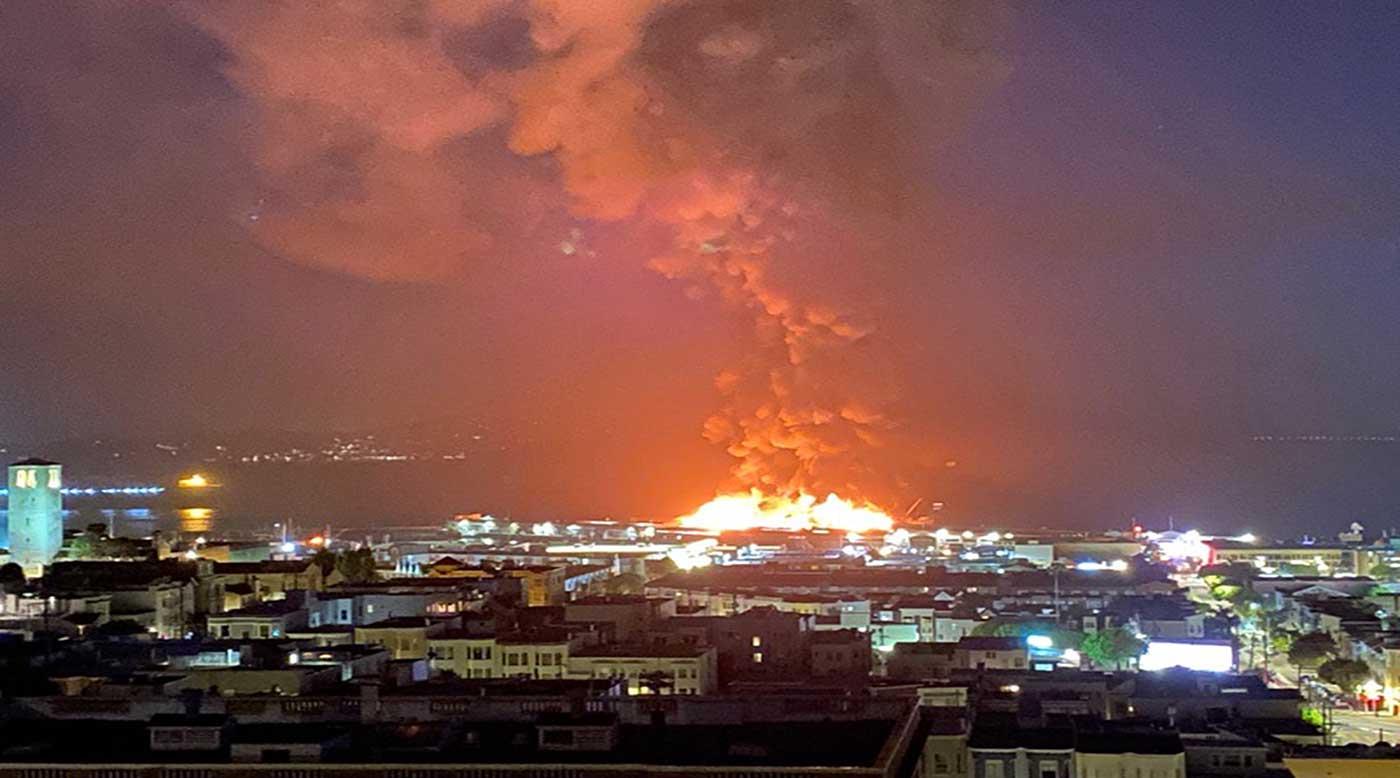 حريق كبير برصيف تاريخي في ميناء سان فرانسيسكو