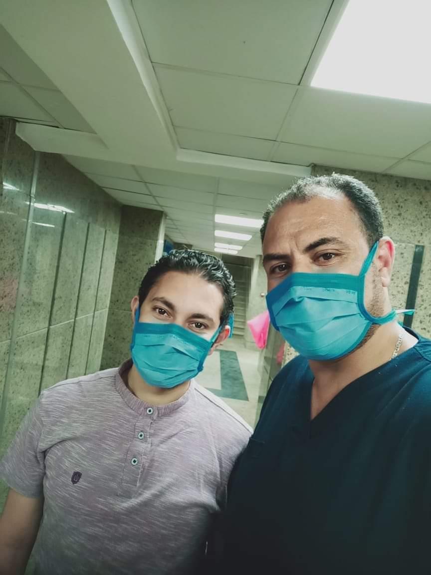 خروج طبيب من مستشفى العزل بقها بعد شفائه من فيروس 