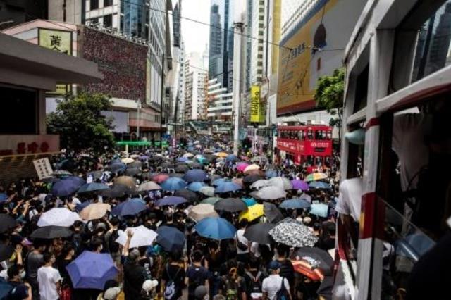 تظاهر آلاف الناس في شوارع هونغ كونغ ضد مشروع قانون
