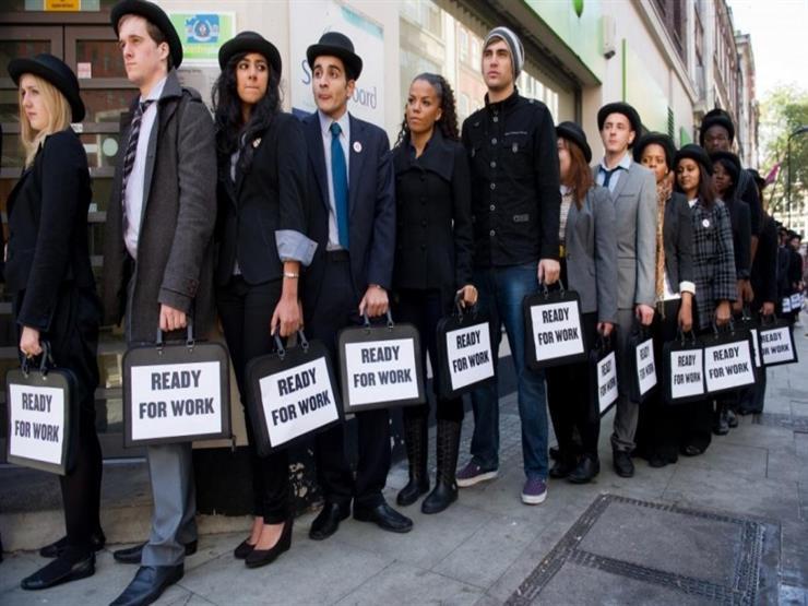 شباب يقفون في طابور للحصول على إعانة البطالة في أم