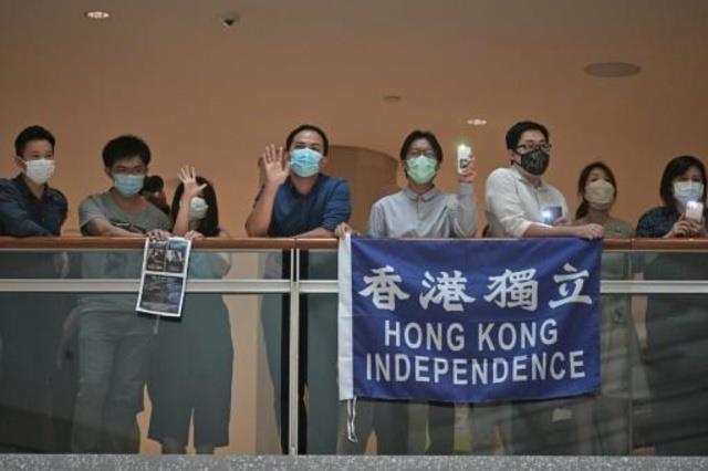 أشخاص يشاركون في مسيرة في مركز تجاري قي هونغ كونغ