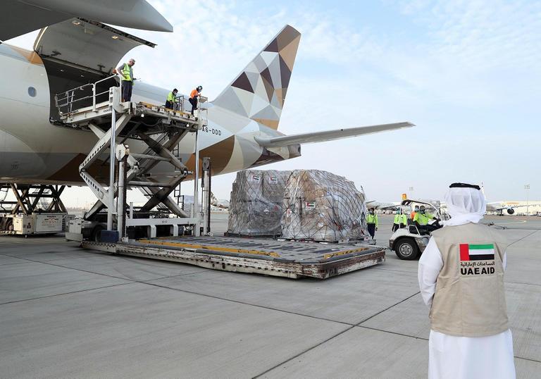 الإمارات ترسل طائرة إمدادات غذائية 