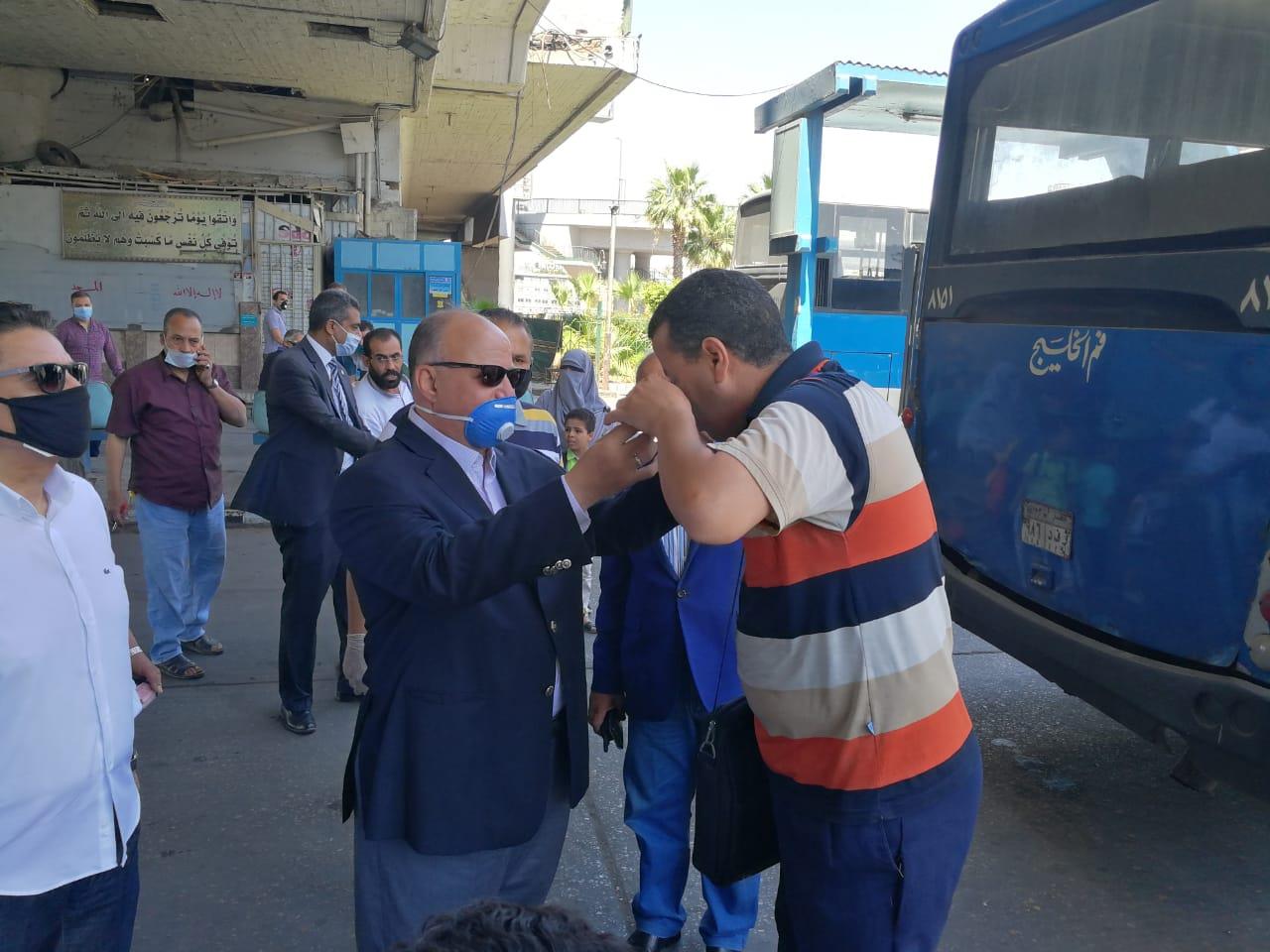 محافظ القاهرة يساعد مواطن على ارتداء الكمامة