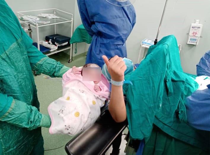 أول حالة ولادة لمصابة بكورونا بالمستشفيات التعليمي
