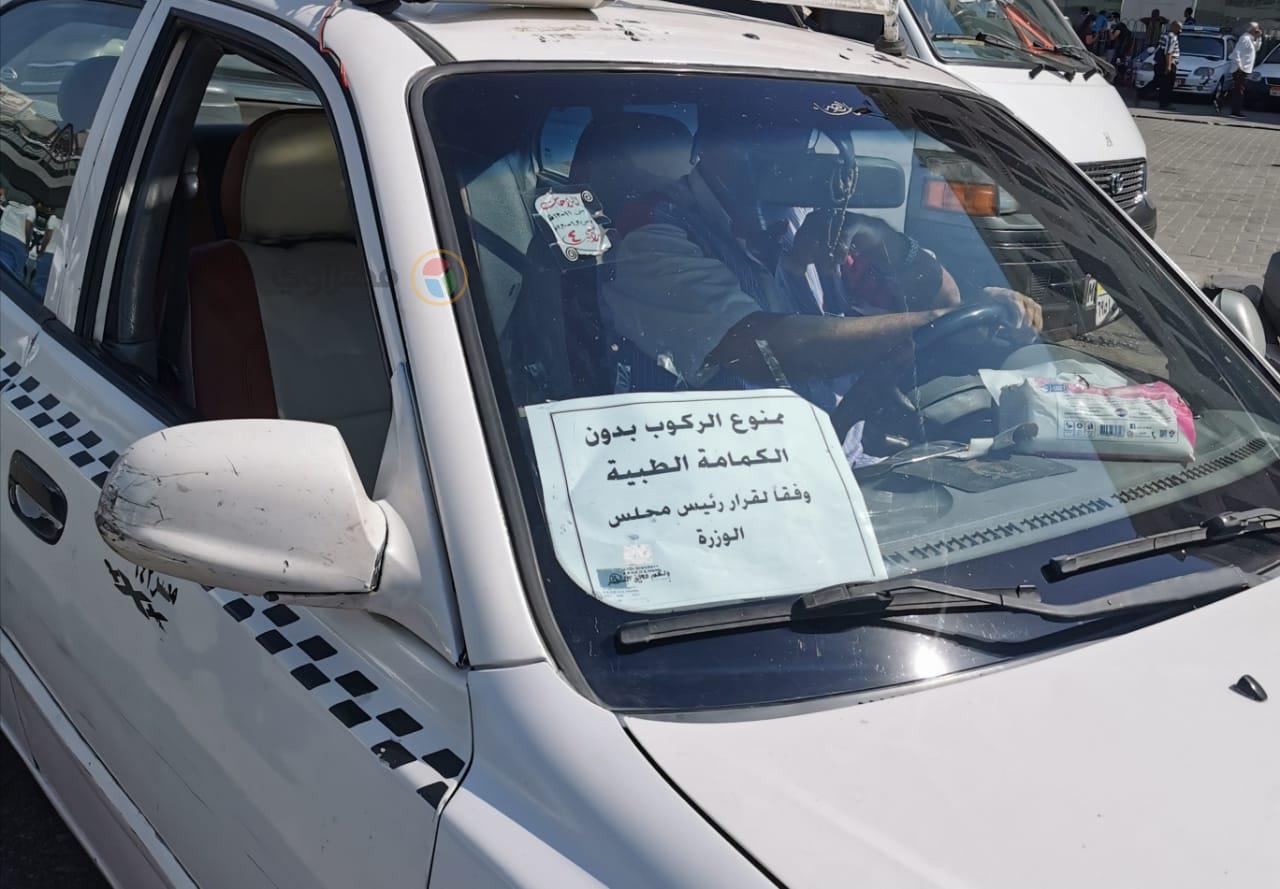 سائق تاكسي يضع لافتة ''ممنوع الركوب بدون كمامة''
