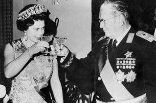 صورة من الأرشيف تجمع بين الملكة اليزابيت الثانية و