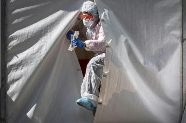 ممرض يخرج من خيمة لاجراء فحص لفيروس كورونا في وسط 