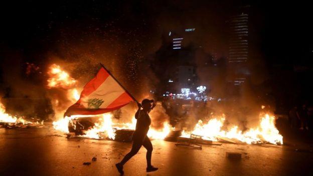 أغلق محتجون في لبنان الطرق في شتى أنحاء البلد باست