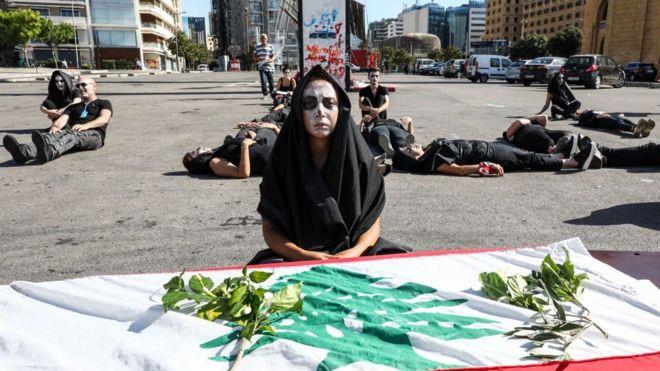 متظاهرون أقاموا، في وسط بيروت، جنازة رمزية للبنان
