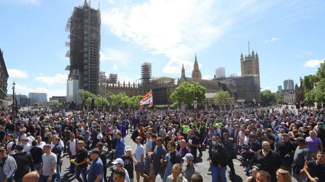 مئات المتظاهرين احتشدوا أمام البرلمان يوم السبت