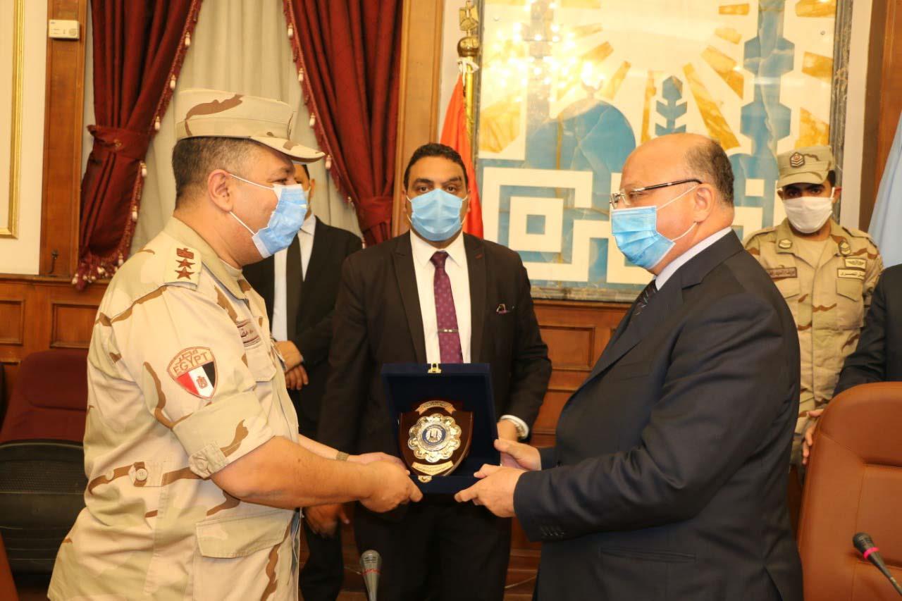 محافظ القاهرة يكرم المستشار العسكري السابق للعاصمة