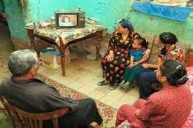 أسرة تشاهد التلفزيون