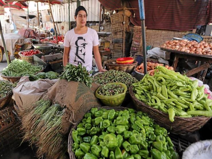 أحد البائعين في سوق للخضروات