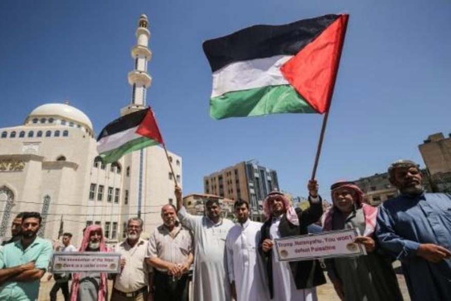متظاهرون فلسطينيون يحتجون في خان يونس في جنوب قطاع