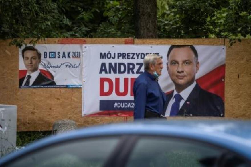 يدلي البولنديون القلقون على مستقبل الديموقراطية وم