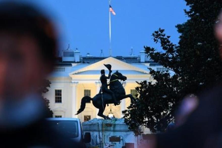 عناصر أمن أميركيون يحرسون تمثال اندرو جاسكون بعدما
