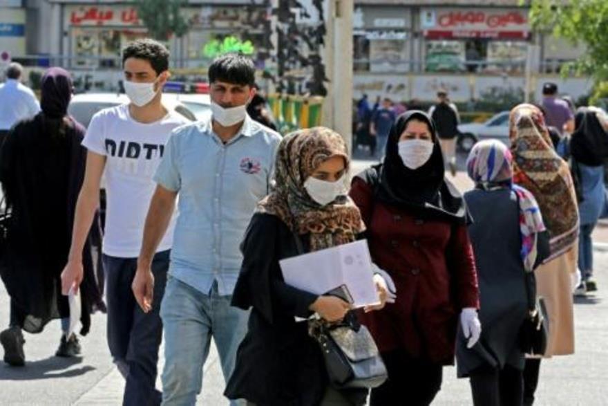  إيرانيون يضعون كمامات في طهران بتاريخ 16 حزيران/ي