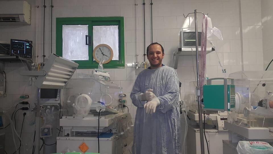 الدكتور محمد رشدي أثناء ممارسة عمله بمستشفى الأنفو