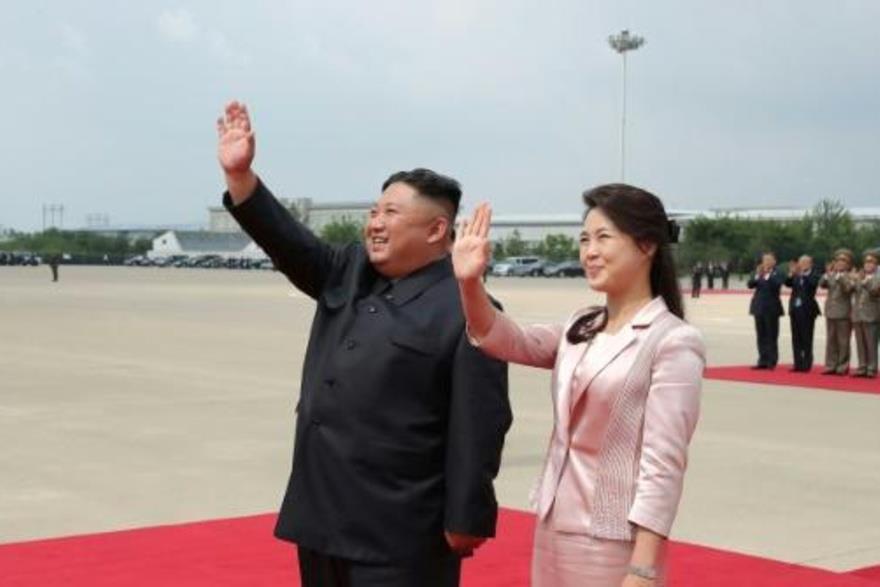  زعيم البلاد كيم جونغ اون وزوجته ري سول جو يلوّحان