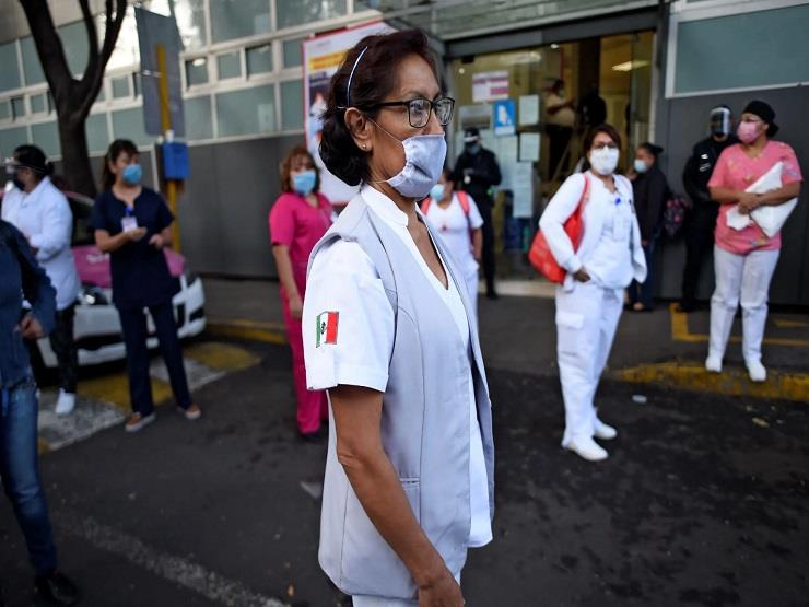 ممرضة في المكسيك ترتدي كمامة لمواجهة كورونا