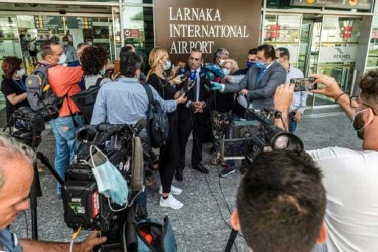  وزير النقل القبرصي يانيس كاروسوس متحدثا للصحافيين