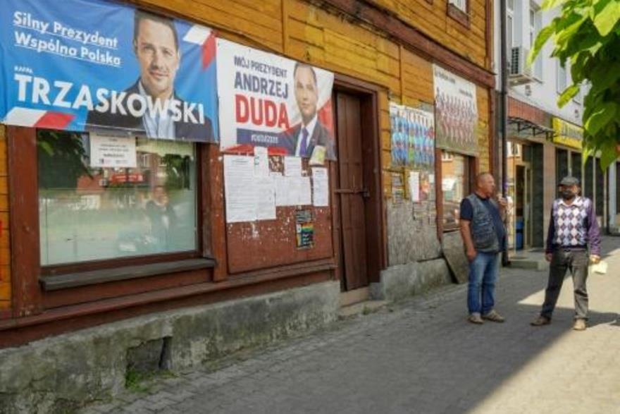  إعلانات انتخابية في شارع في مدينة راتشاز البولندي