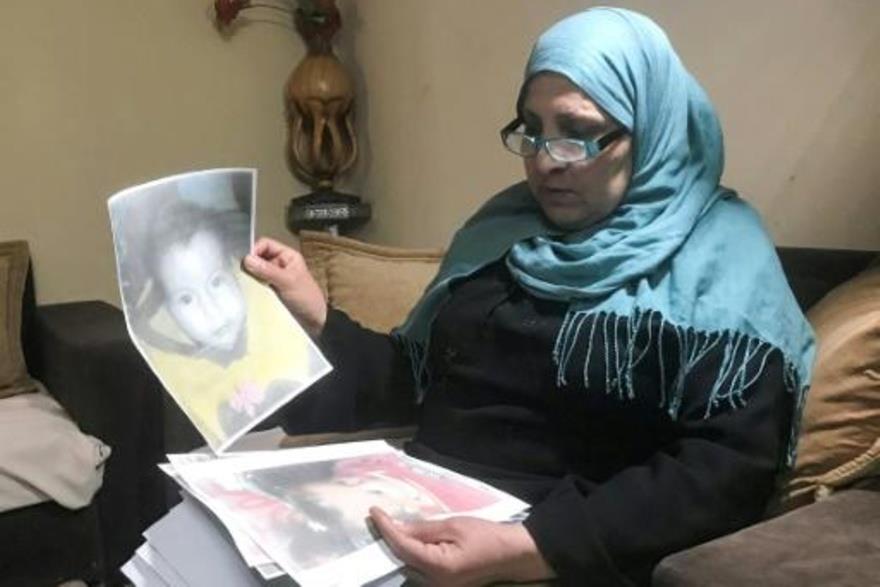  جدة تونسية تعرض صور أحفادها العالقين في سوريا في 