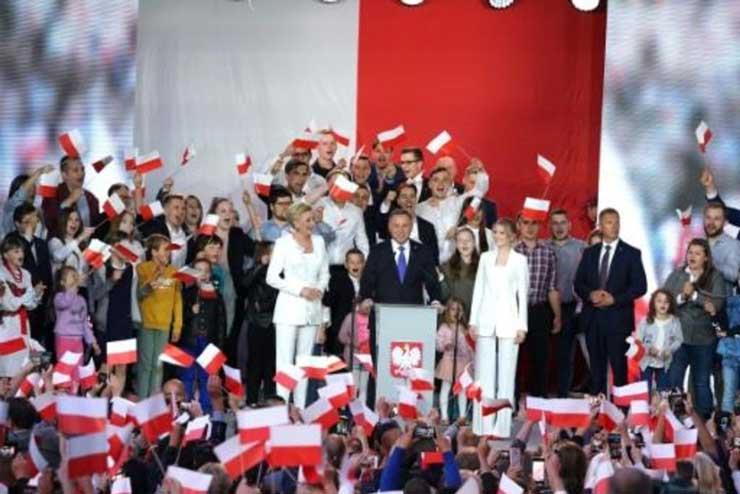 الرئيس البولندي أندريه دودا يتوجه إلى مؤيديه في بو