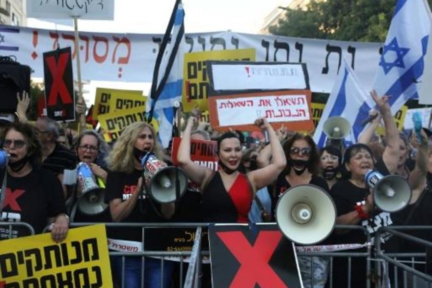 إسرائيليون يتظاهرون أمام مقر بنيامين نتانياهو في ا