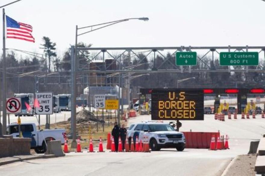 حاجز لشرطة الحدود الأميركية أمام أحد المعابر المغل
