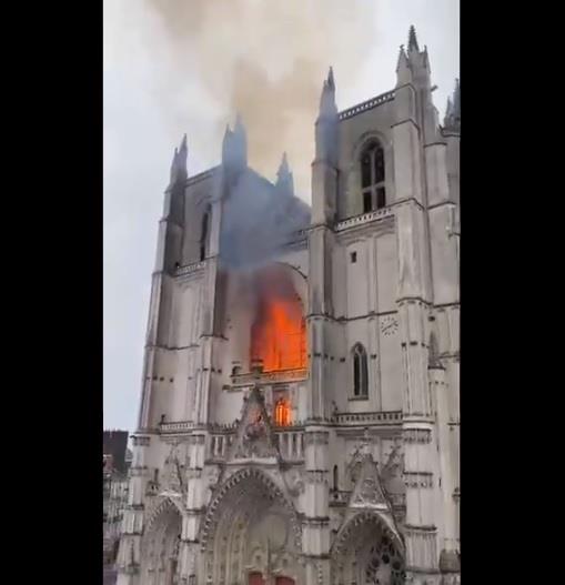 حريق في كاتدرائية نانت