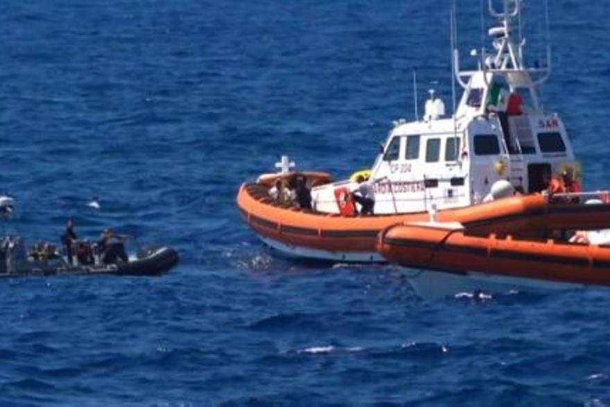 صورة من تسجيل فيديو سفينة لإنقاذ المهاجرين تابعة ل