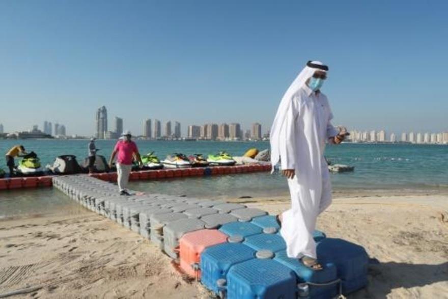 رجل قطري يضع كمامة على شاطئ كاتارا في الدوحة في ال