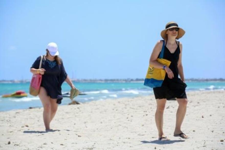 سياح أوروبيون على الشاطئ في جزيرة جربة التونسية