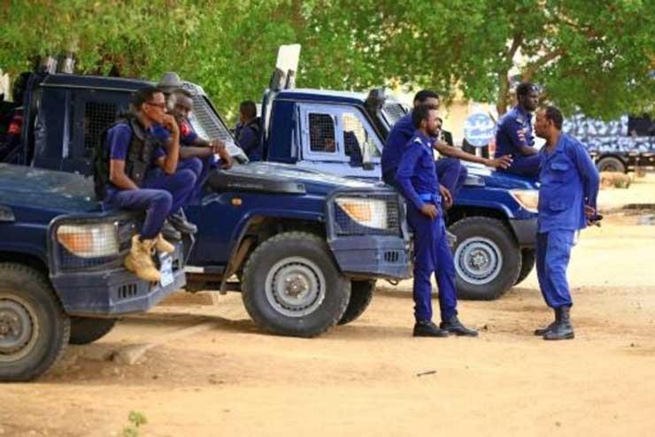 عناصر من الأمن السوداني خارج مقر محكمة في الخرطوم 