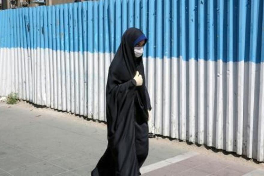 إيرانية تضع كمامة تسير في أحد شوارع طهران