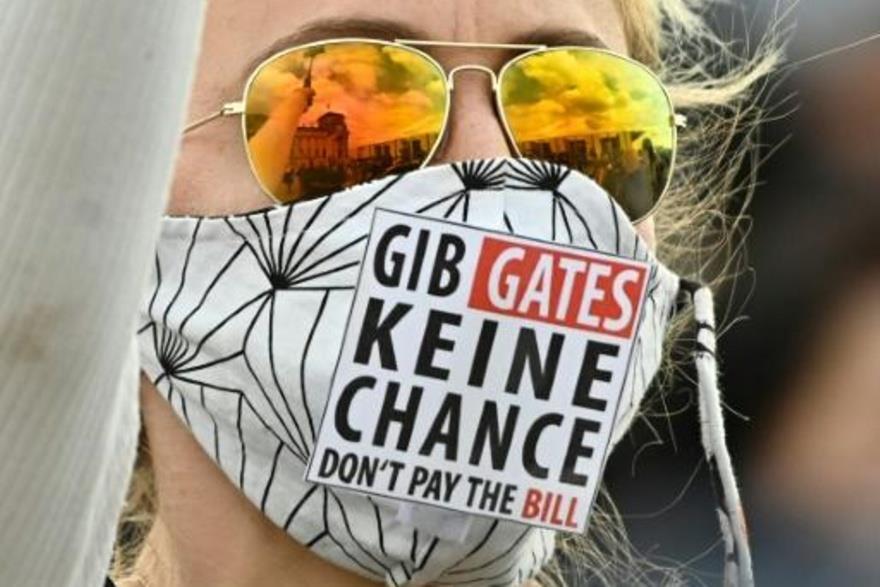  إحدى المشاركات في تظاهرة ضد بيل غيتس 