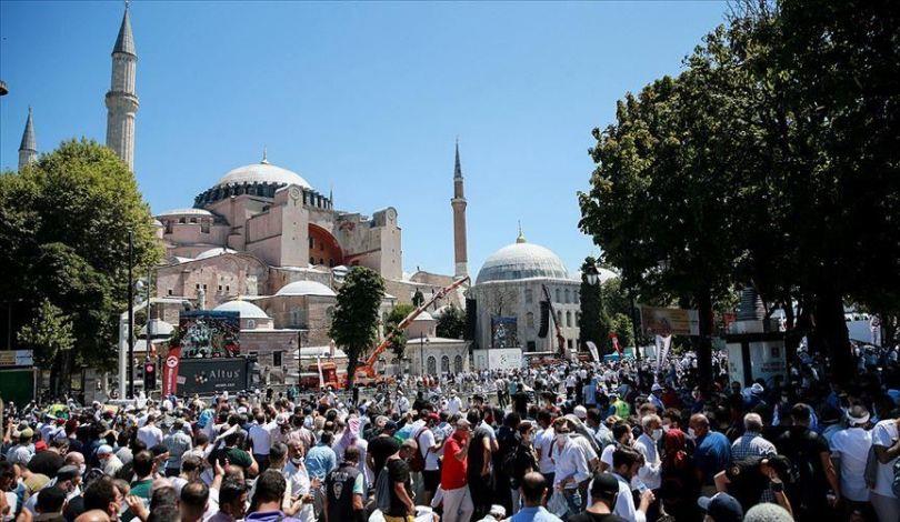 آلاف المصلين يؤدون أول صلاة جمعة في مسجد آيا صوفيا
