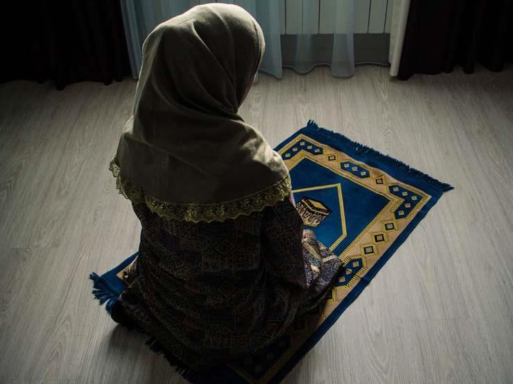 هل كشف قدم المرأة يبطل الصلاة؟