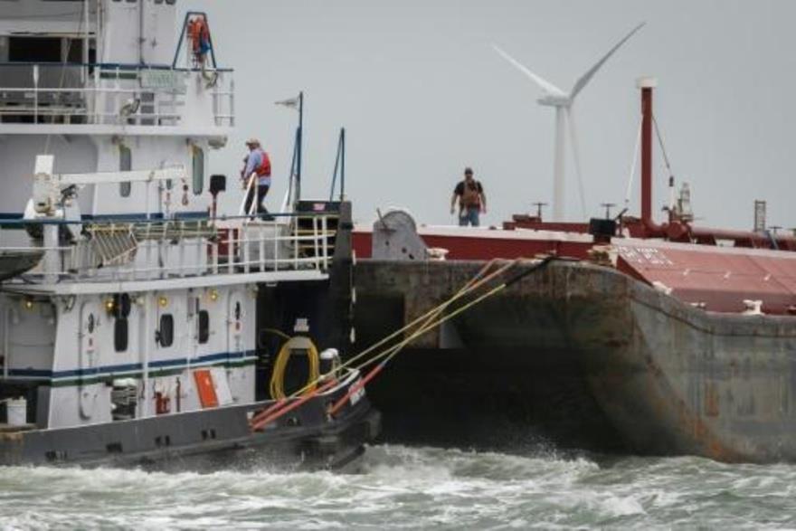 عمال على متن سفينة في قناة كوربوس كريستي
