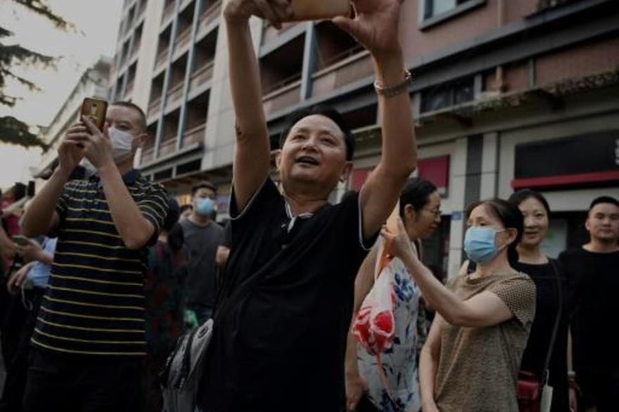 صينيون يلتقطون صوراً للقنصلية الأميركية في شنغدو ق