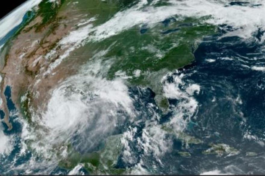 صور من الأقمار الاصطناعية للإعصار هانا يقترب من خل
